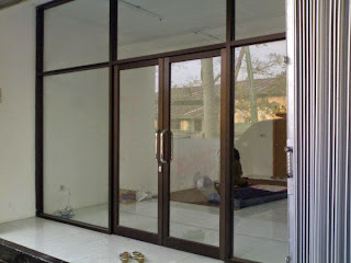 Kaca Tempered Dan Laminated: Pintu Swing Alumunium