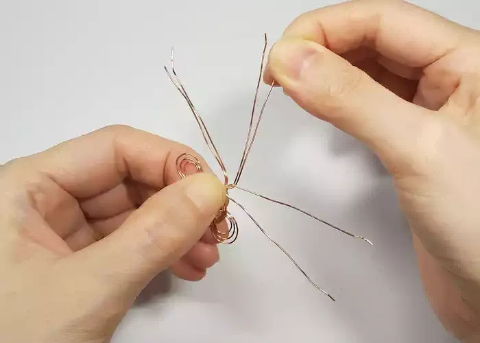 ワイヤーで水引の宮結び/step7:一コマ目のしめ縄飾りを作る