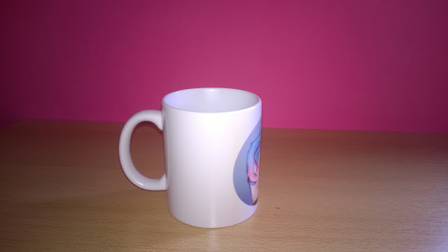 Weiße Tasse mit bunter Rose von der Seite