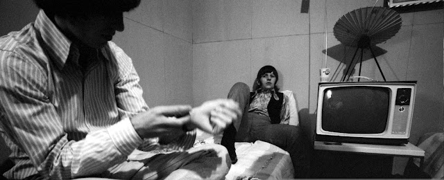 George Harrison y Ringo Starr en su camerino antes del concierto de los Beatles en el Rizal Memorial Football Stadium, Manila, Filipinas, durante la última gira mundial del grupo, el 4 de julio de 1966