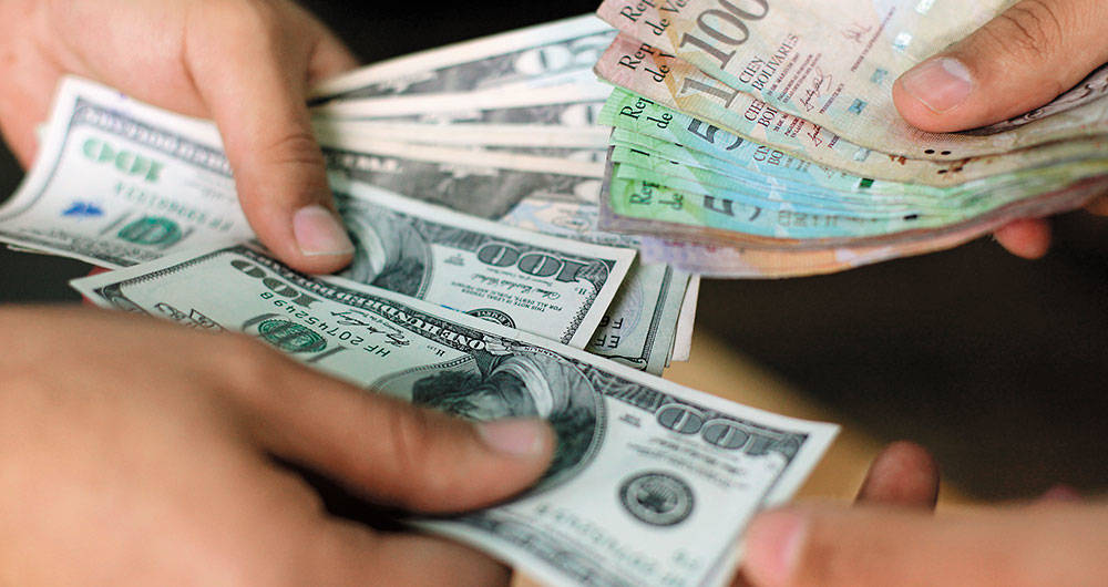 Economista no cree se revierta uso del dólar en Venezuela