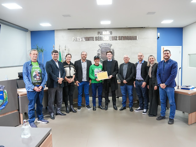 A proposta foi apresentada pelos vereadores Filipe Luís Brustolin e Hederson Giacomini.
