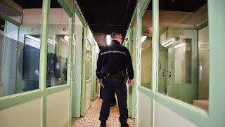 Angers. Elle tente d'introduire une arme à feu dans la prison