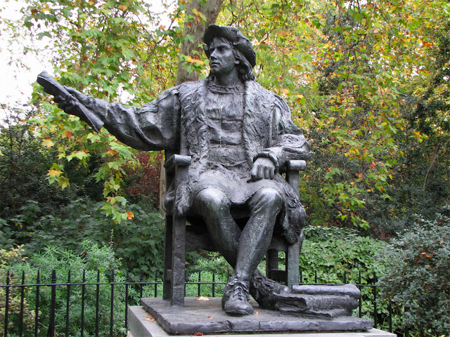 Statue of Christopher Columbus by Tomás Bañuelos, Belgrave Square, London