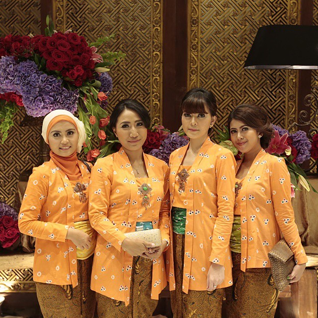  Kebaya Jumputan Orange Batik Inspirasi Kebaya Indonesia