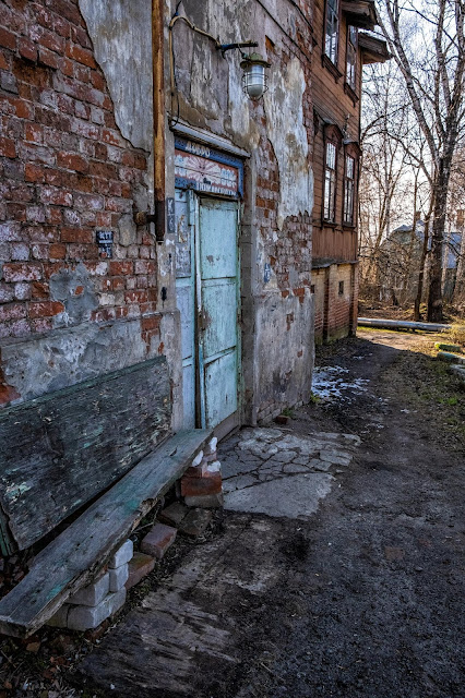 Лавочка из кирпичей и досок у подъезда