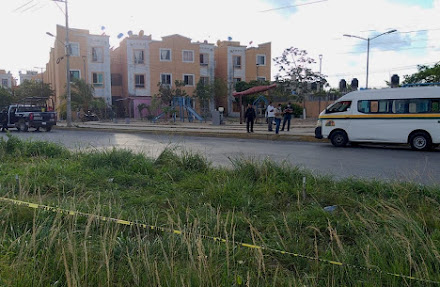 Rafaguean una Van de transporte público en paradero de Villas Otoch Paraíso