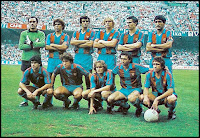 F. C. BARCELONA. Temporada 1981-82. Artola, Gerardo, Alexanco, Schuster, Manolo y Olmo. Estella, Víctor, Simonsen, Quini y Esteban. F. C. BARCELONA 4 🆚 CÁDIZ C. F. 0 Domingo 20/09/1981, 18:00 horas. Campeonato de Liga de 1ª División, jornada 1. Barcelona, Nou Camp. GOLES: ⚽1-0: 18’, Schuster. ⚽2-0: 68’, Quini. ⚽3-0: 78’, Simonsen. ⚽4-0: 84’, Schuster.