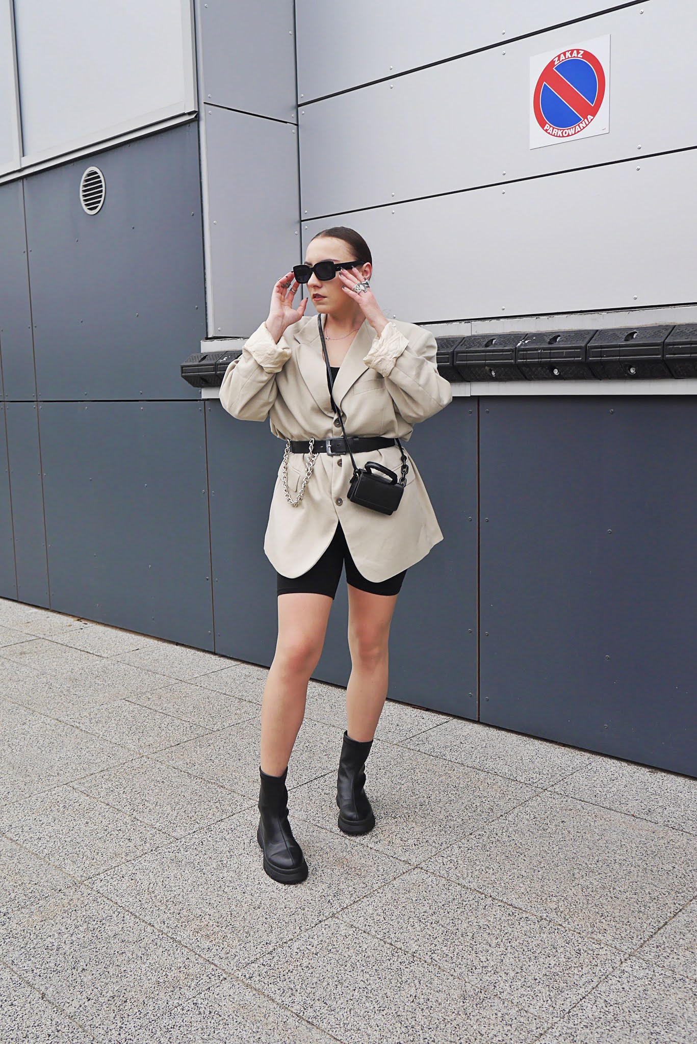 fashion blogger oversize baige blazer cycles shorts black boots aliexpress sunglasses gate inspiration ootd outfit look