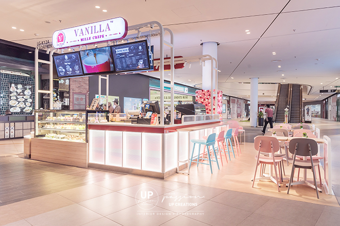 Central i city vanilla mille crepe kiosk with lighted partition in two wall poly-carbonate sheet and color stripes graphic