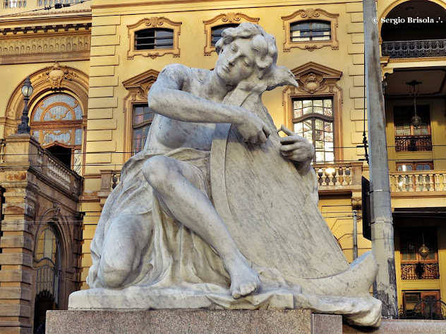 Close-up da Escultura A Musica - Praça Ramos de Azevedo - Centro - São Paulo