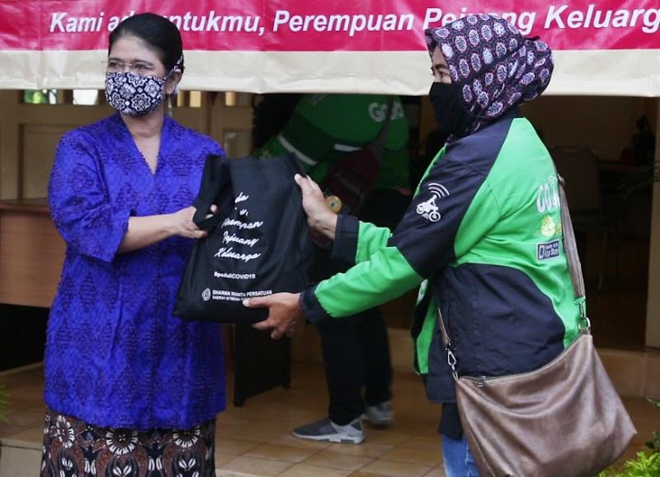 Ratusan Driver Wanita Ojol Terima Paket Sembako