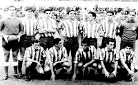 CLUB ATLÉTICO DE MADRID - Madrid, España - Temporada 1959-60 - Pazos, Griffa, Ramiro, Chuzo, Rivilla, Callejo y Madinabeytia; Miguel, Álvaro, Vavá, Adelardo y Collar - ATLÉTICO DE MADRID 0, F. C. BARCELONA 1 (Czibor) - 04/10/1959 - Liga de 1ª División, jornada 4 - Madrid, estadio Metropolitano - El At. Madrid fue 5º en la Liga con Pepe Villalonga de entrenador, que había sustituido a Fernando Daucik en la jornada 6