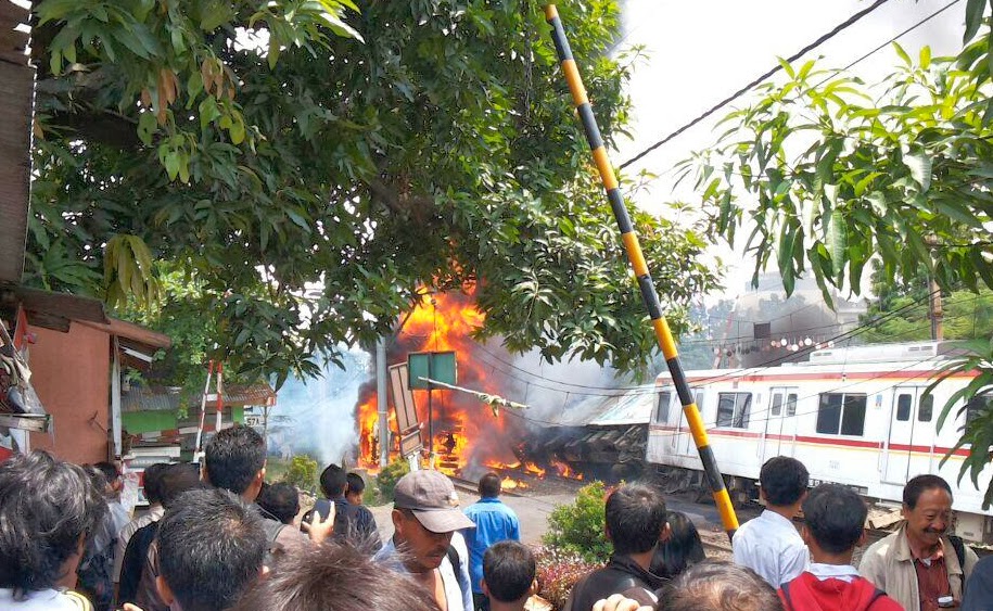 DETIK DETIK KECELAKAAN KERETA API BINTARO MELEDAK