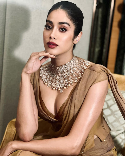 Janhvi Kapoor Age, Height, Mother, Family, Bio, Wiki , Affairs, Movies