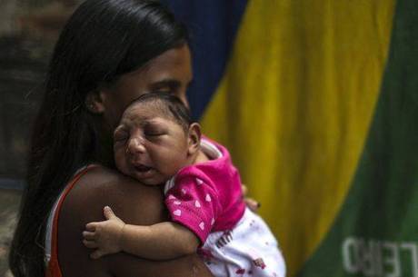 Melissa Gabrielly tinha apenas um ano e meio. Ela foi internada no último 4 de abril, no Hospital de Pediatria Helena Moura, da rede municipal do Recife (PE), com uma crise de asma. Os sintomas levantaram a suspeita de contaminação pelo novo coronavírus, embora a menina, que nasceu com microcefalia pela síndrome congênita do Zika vírus, já tivesse sido internada outras vezes com quadro asmático.