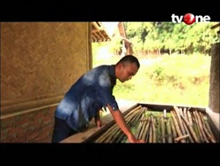 Jatnika Nanggamiharja adalah seorang pengusaha beragam kerajinan bambu. Selain membuat rumah yang terbuat dari bambu, Jatnika juga memproduksi sepeda bambu yang unik.