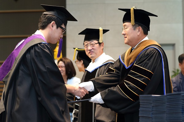 Du học Hàn Quốc học bổng giáo sư có cả ưu điểm và nhược điểm