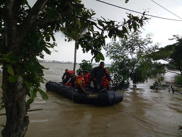   Evakuasi Korban Banjir di Karawang, Kostrad Kerahkan Pasukan Tim PPRC PB