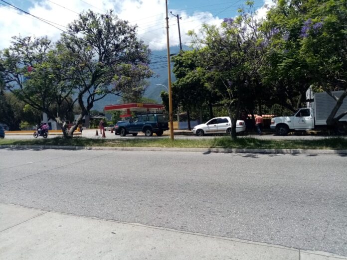 Siguen colas por gasolina durante varios días en Mérida