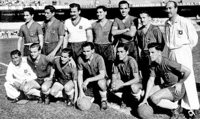 SELECCIÓN DE CHILE. Temporada 1949-50. Farías, Álvarez, Livingstone, Busquets, Roldán. Carvallo, Alberto Buccicardi (seleccionador). Prieto, Cremaschi, Robledo, Muñoz y Díaz Zambrano. SELECCIÓN DE CHILE 0 SELECCIÓN DE ESPAÑA 2. 29/06/1950. IV Copa del Mundo Brasil 1950, primera fase, Grupo II, 2º partido. Río de Janeiro, Brasil, estadio de Maracaná. GOLES: 0-1: 17’, Basora. 0-2: 33’, Zarra.