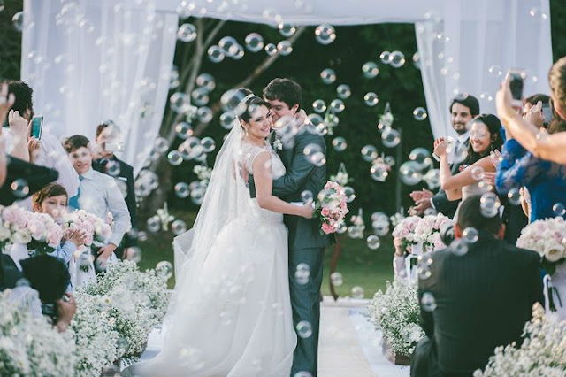 saída dos noivos, casamento, noivos, noiva, noivo, cerimônia, saída, bolas, bolhas, bolinhas, sabão, bola, bolha, bolinha