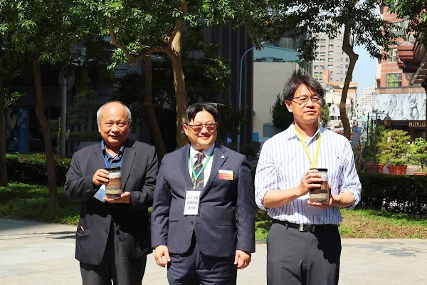 ▲活動中進行「希望之土」贈予儀式，左起科博館代理館長黃文山、扶輪社1-3 分區助理總監沈伯修、忠明國小校長陳光鑫。（國立自然科學博物館提供）
