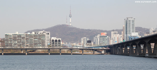 La montaña Namsan y la Torre N vistas desde Yeouido