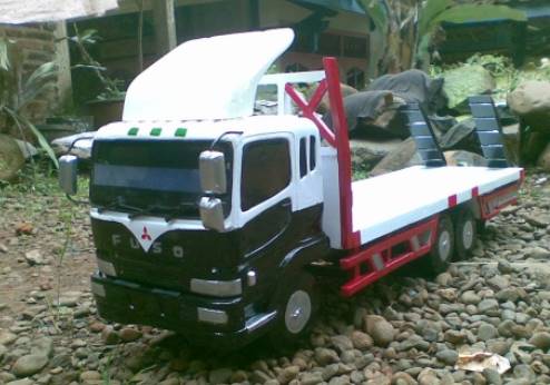 Miniatur Truk Fuso 1