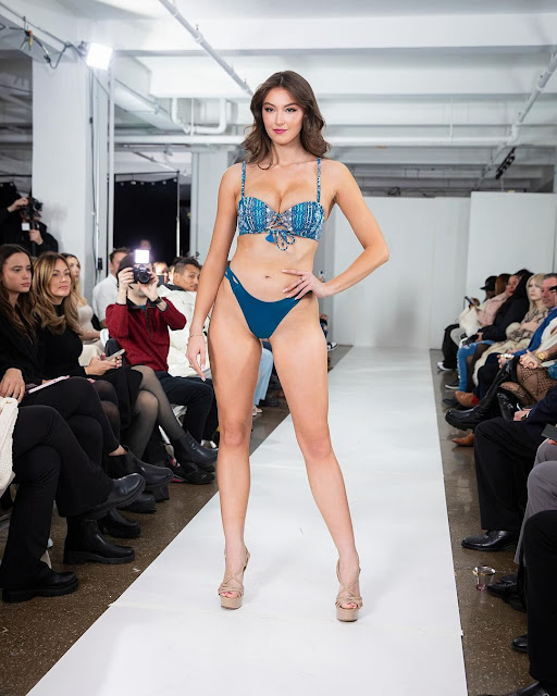 Rachel Pizzolato big boobs and perfect ass sexy bikini fashion show model