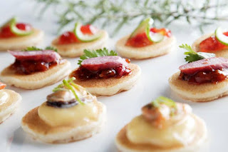 Mini blinis con crema de raifort y salami