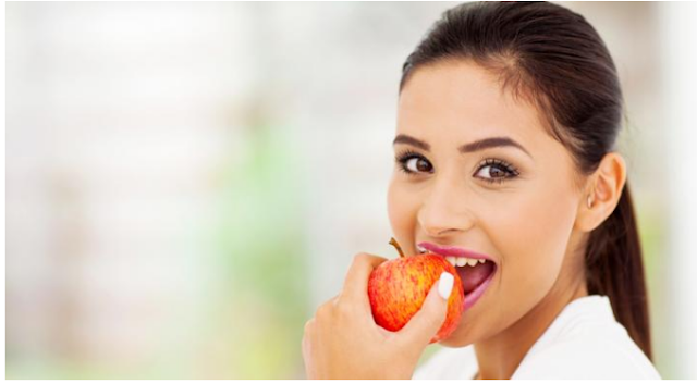Makan apel tanpa dikupas dapat membantu mempercantik kulit