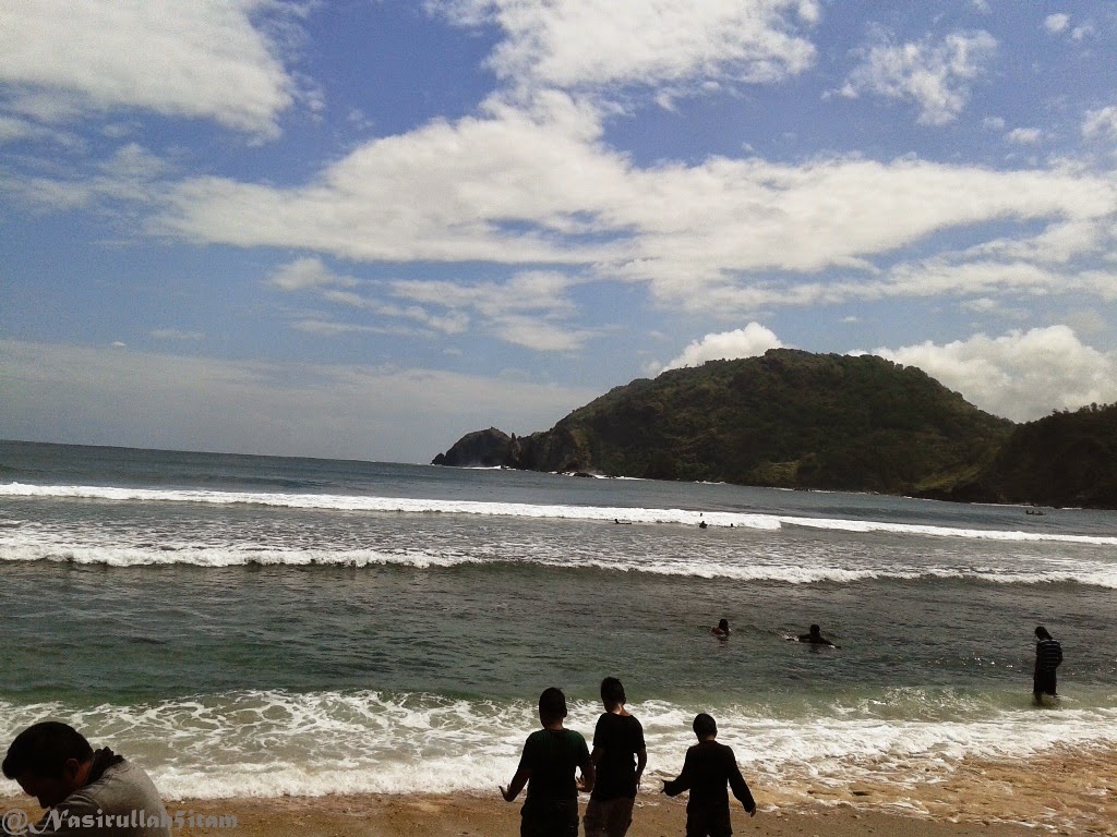 Pengunjung di pantai Wediombo 