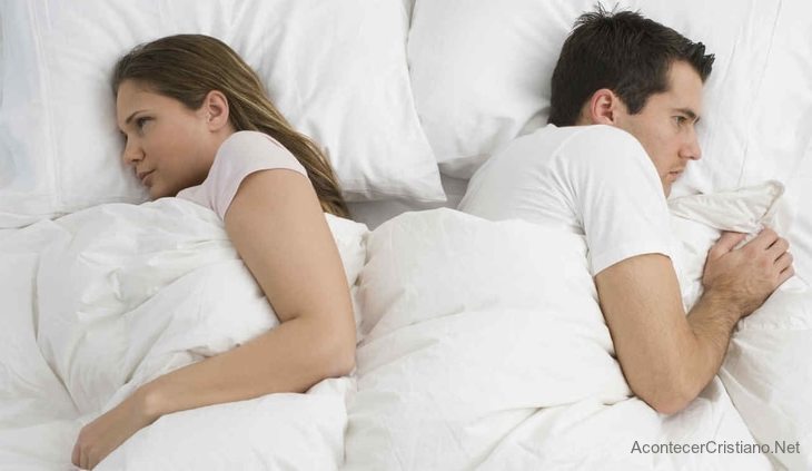 Pareja enojados en la cama antes de dormir