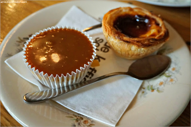 Pastel de Nata y Tartaleta de Tarta de Queso de la Cafetería De Koffieschenkerij en Amsterdam 