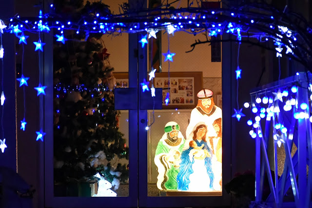 保育園に飾られたキリスト生誕のクリスマス・イルミネーション