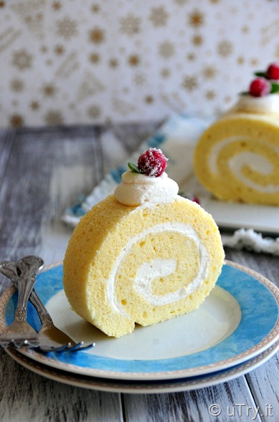 How to Make Vanilla Bean Swiss Roll (雲呢拿瑞士卷蛋糕)  with Step-by-step video tutorial.  Easy and foolproof Swiss Roll recipe.  http://uTry.it