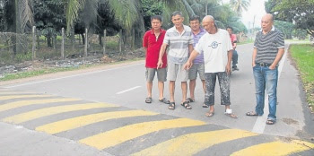 柔佛禮讓縣砂益金山花园道路建设路墩後又没有竖立警示牌及路灯照明， 演变成暗藏的道路陷阱，致使摩托车骑士纷纷中招，发生意外。