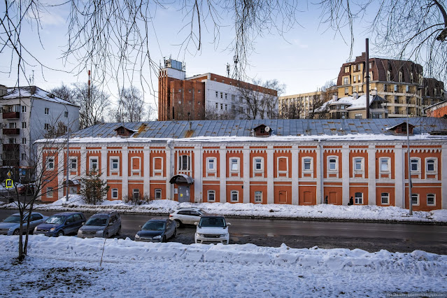 Оранжевое, длинное здание вдоль улицы