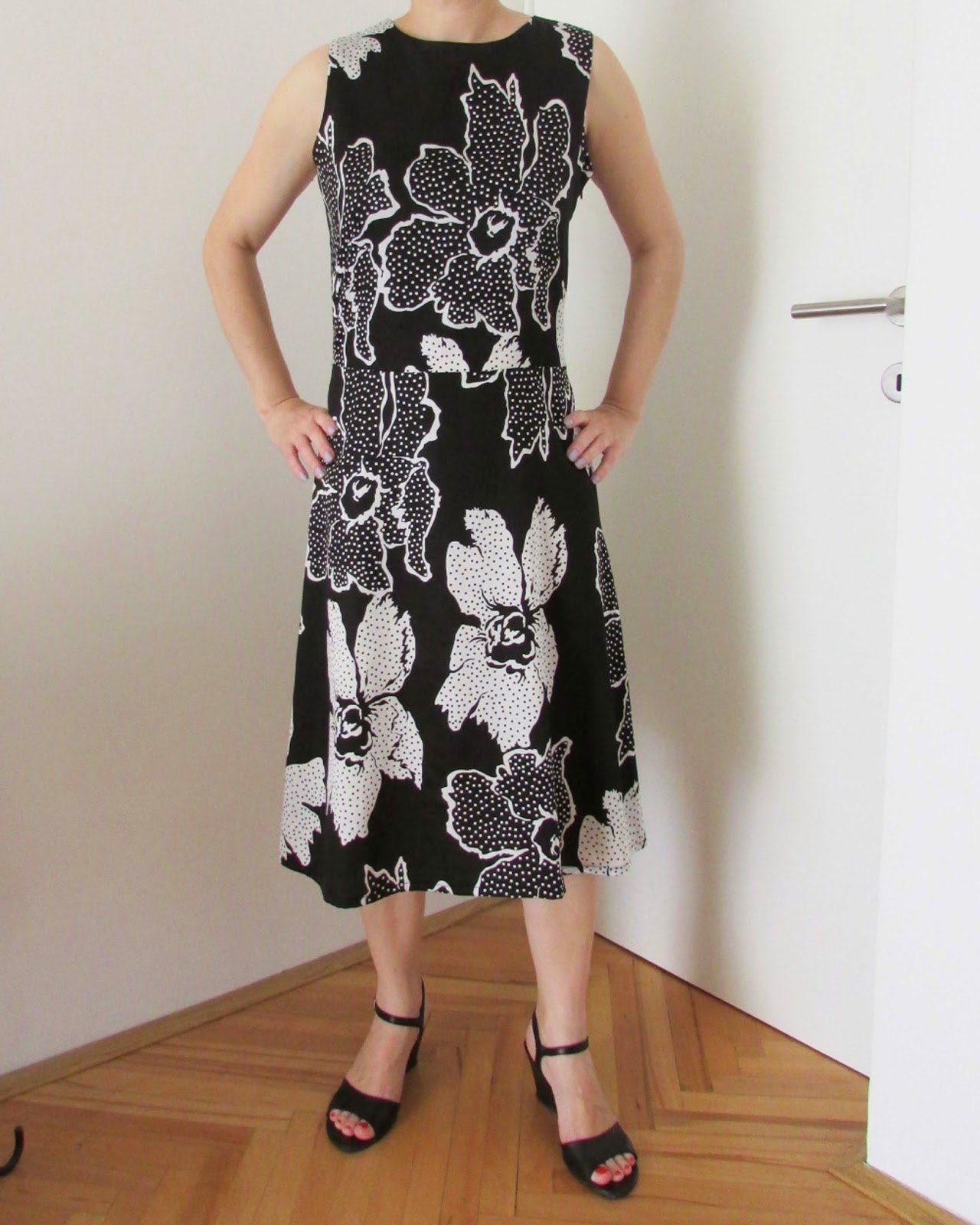 http://ladylinaland.blogspot.com/2014/07/black-and-white-dress.html