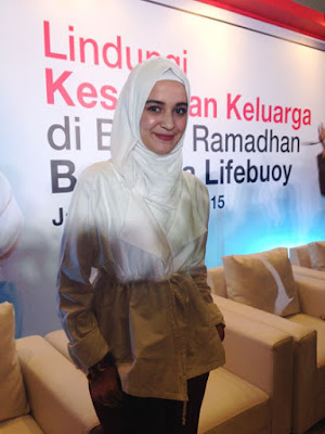 Cantiknya Shireen Sungkar Berbusana Jilbab Serba Putih 