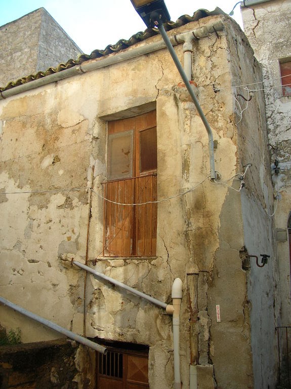 Segnalazione: casa a rischio crollo