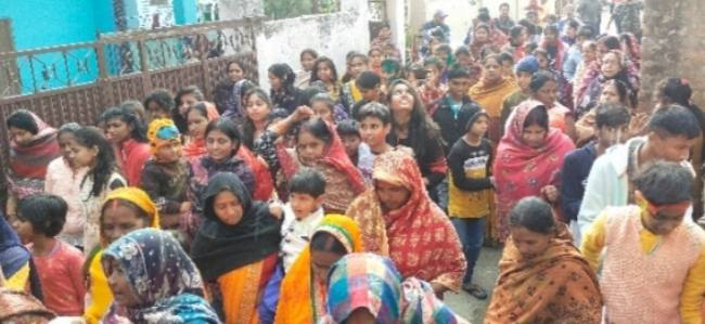 बिहार: खगड़िया में महिलाओं ने खोंइचा भरकर मां सरस्वती को दी विदाई। 