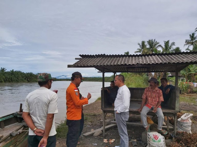 Ketua DPRD Pasbar H. Erianto Tinjau Pencarian Korban Diterkam Buaya di Rantau Panjang