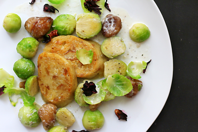 Rosenkohl, Hibiskus, Maronen und Serviettenknödel | Arthurs Tochter Kocht von Astrid Paul