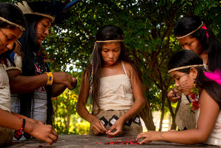 Meninas indígenas confeccionando artesanato na aldeia indígena terena Passarinho, em Miranda, no Pantanal de Mato Grosso do Sul