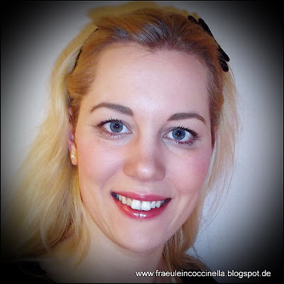 Christine Kunkel MUA Visagistin Maskenbildnerin Make Up Artist Advent Grüße On tour unterwegs Blush Rouge Lippenstift Augenbrauen Kontur Contouring Mascara