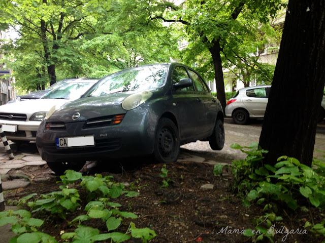 Aparcar en Sofía Bulgaria aparcamiento coches búlgaros