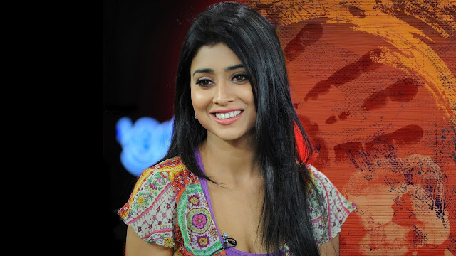 Smiling Actress Shriya Saran Wallpaper