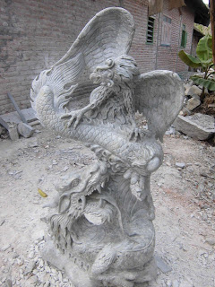 <img src="Patung Tarung Garuda Naga .jpg" alt="Patung Tarung Garuda Naga  terbuat dari marmer">